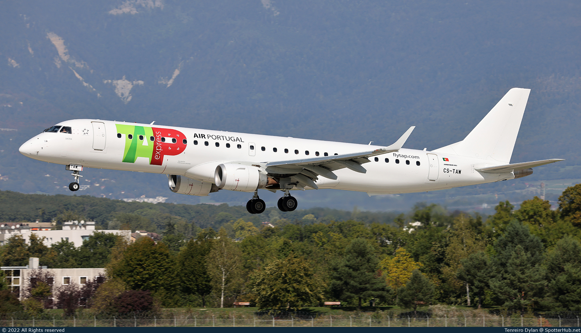 Photo of CS-TAW - Embraer ERJ-195LR operated by TAP Express (opb Portugália Airlines)
