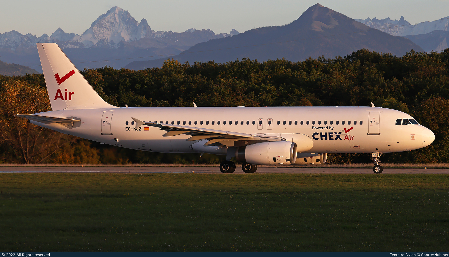 Photo of EC-NOZ - Airbus A320-232 operated by CHEX Air (opb Aura Airlines)