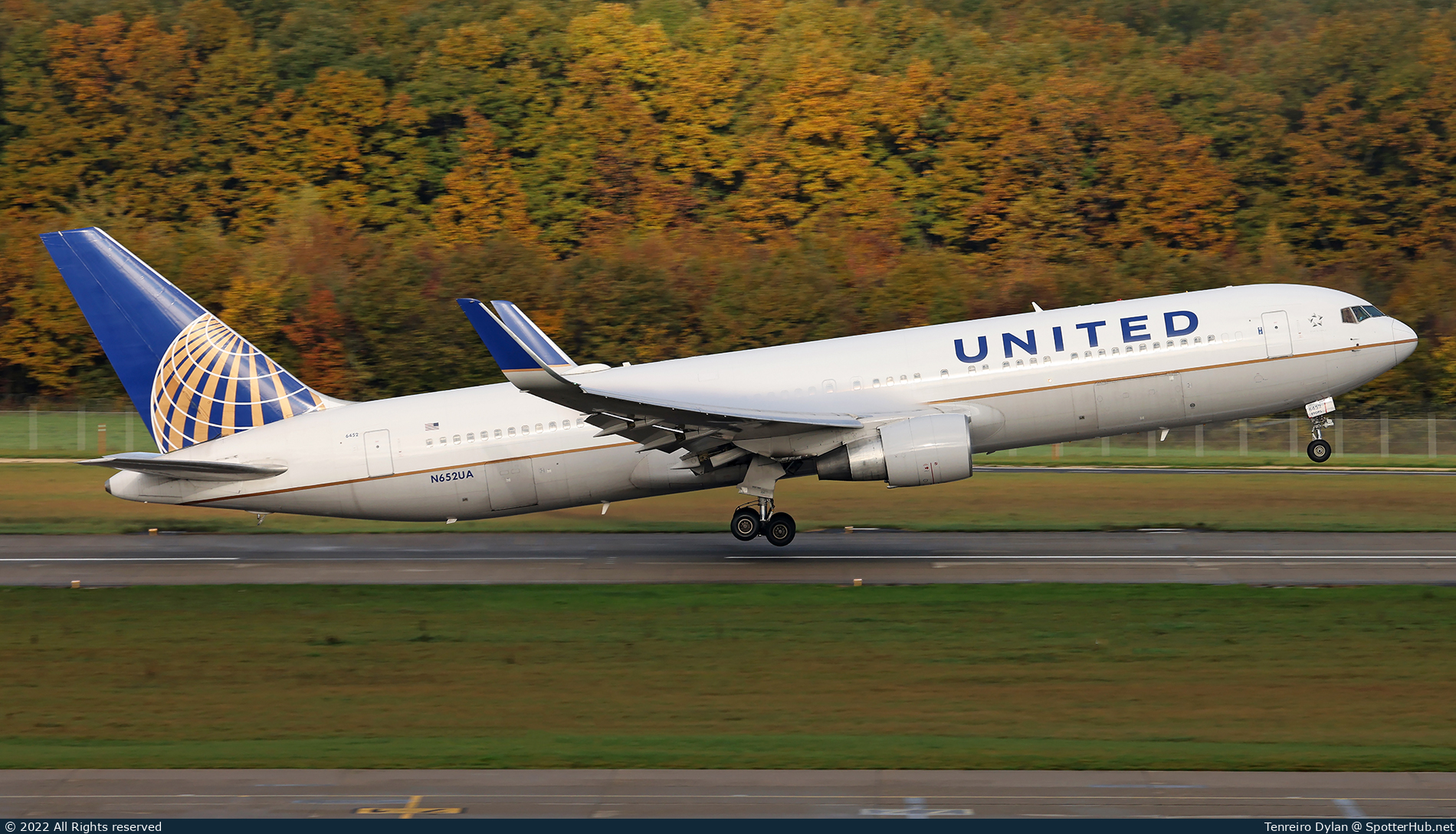 Photo of N652UA - Boeing 767-322(ER) operated by United Airlines