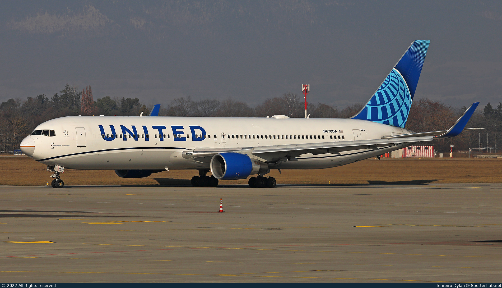 Photo of N670UA - Boeing 767-322(ER) operated by United Airlines
