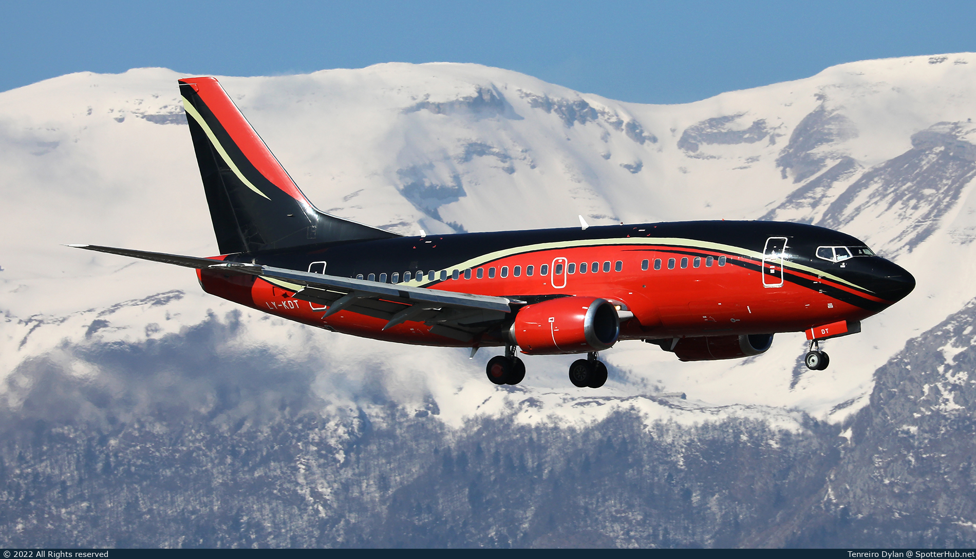 Photo of LY-KDT - Boeing 737-522 operated by KlasJet