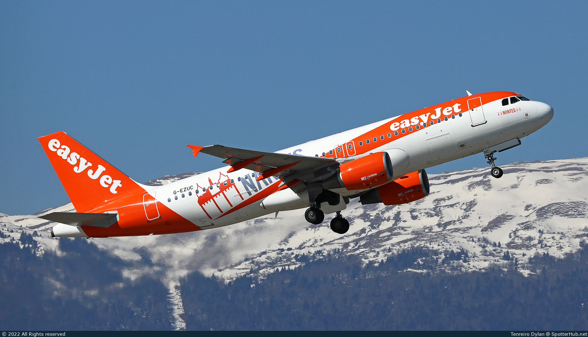 Photo of G-EZUC - Airbus A320-214 operated by easyJet