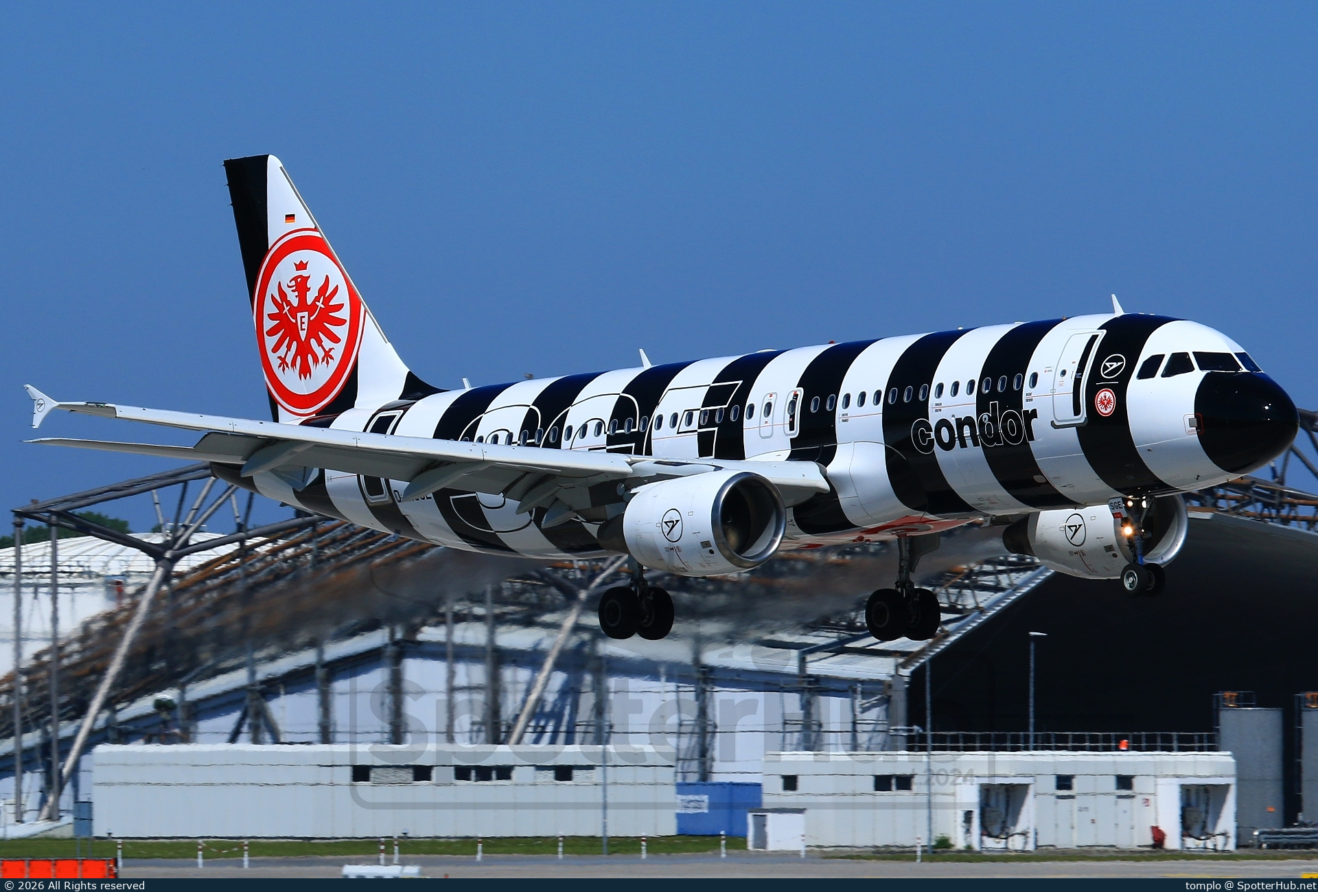Photo of D-ASGE - Airbus A320-214 operated by Condor