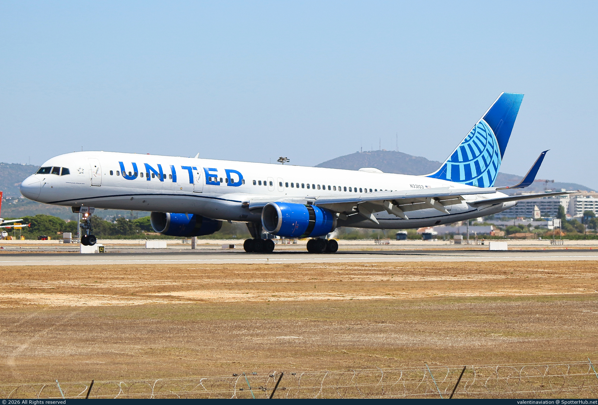 Photo of N33103 - Boeing 757-224 operated by United Airlines