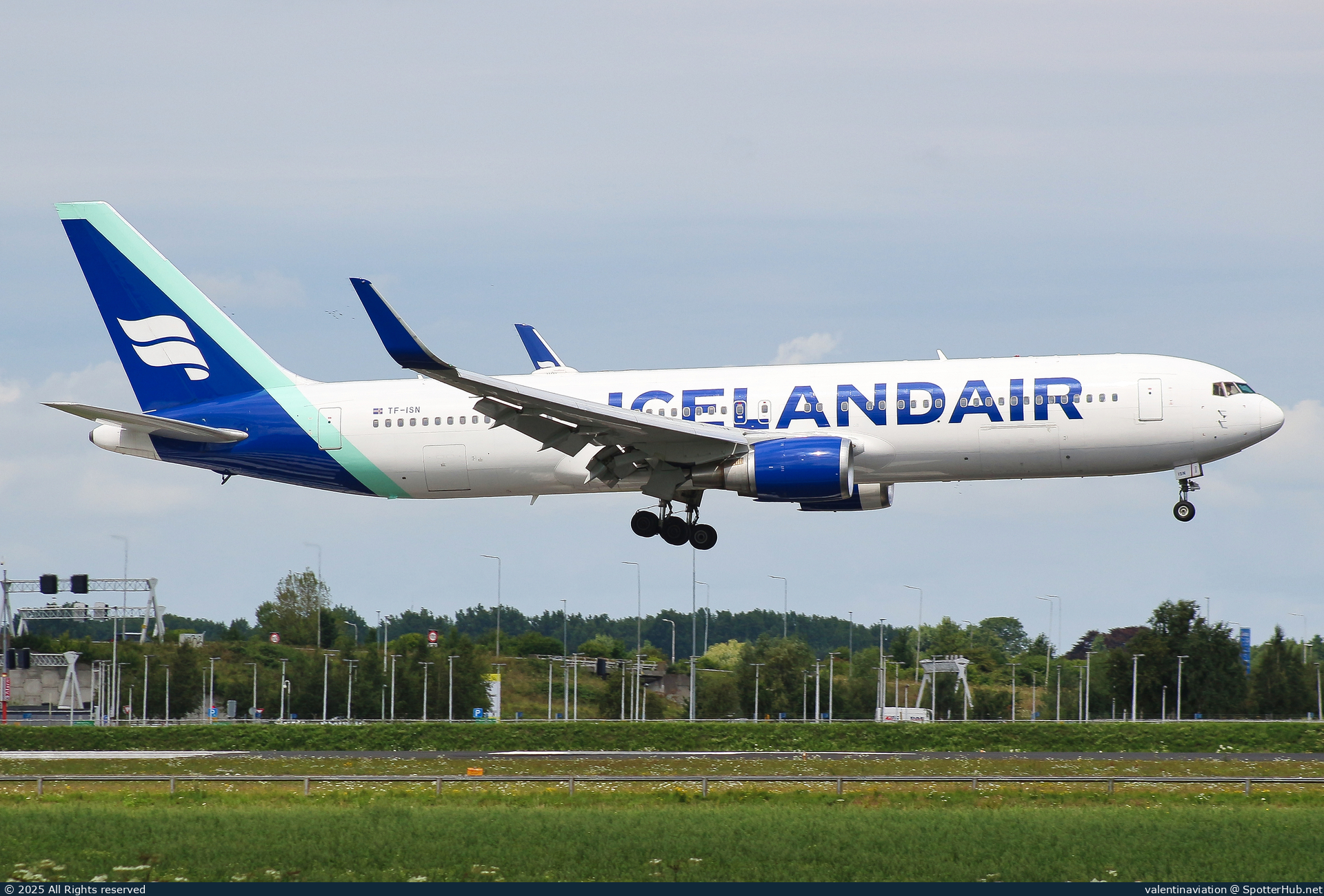 Photo of TF-ISN - Boeing 767-319(ER) operated by Icelandair