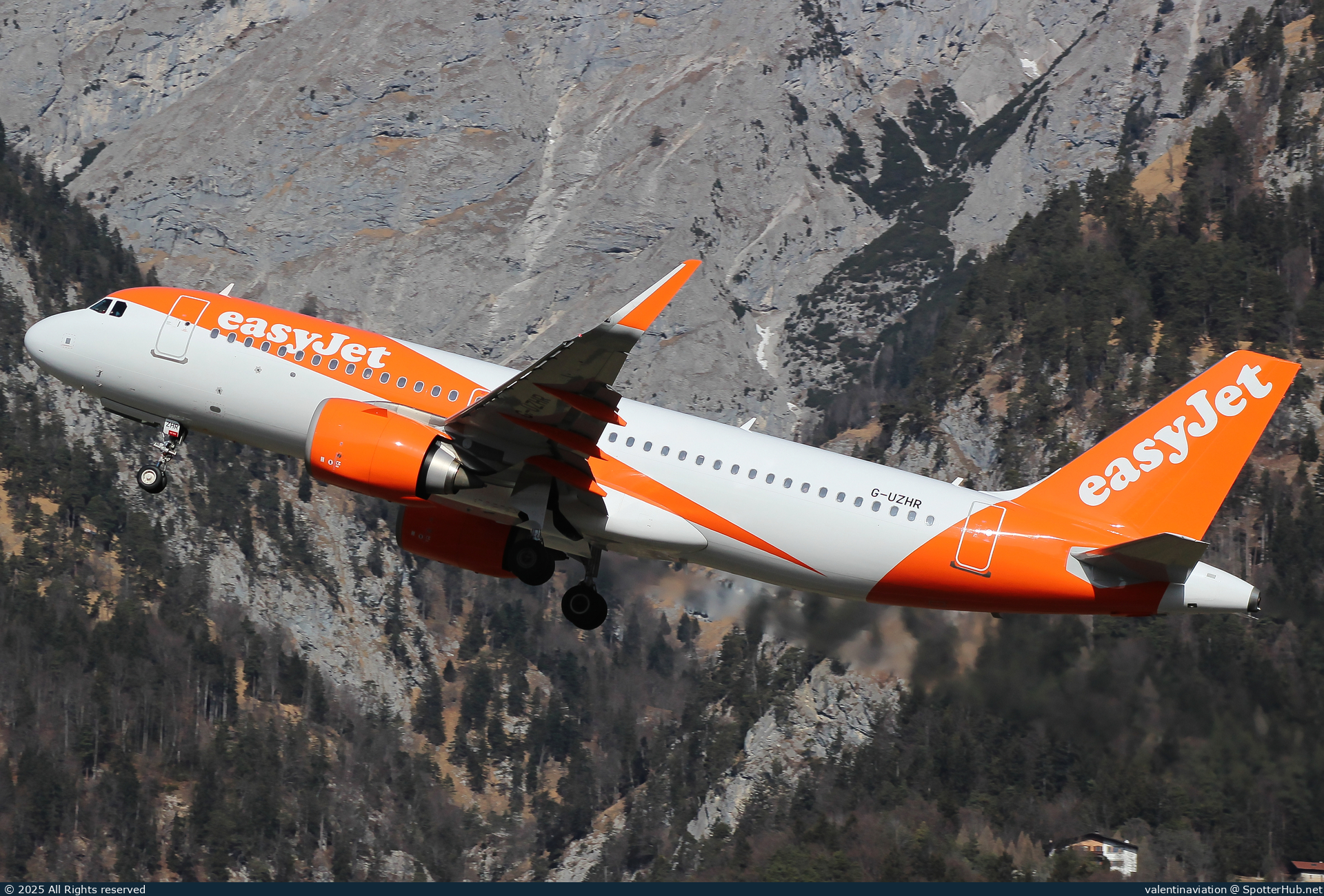 Photo of G-UZHR - Airbus A320-251N operated by easyJet