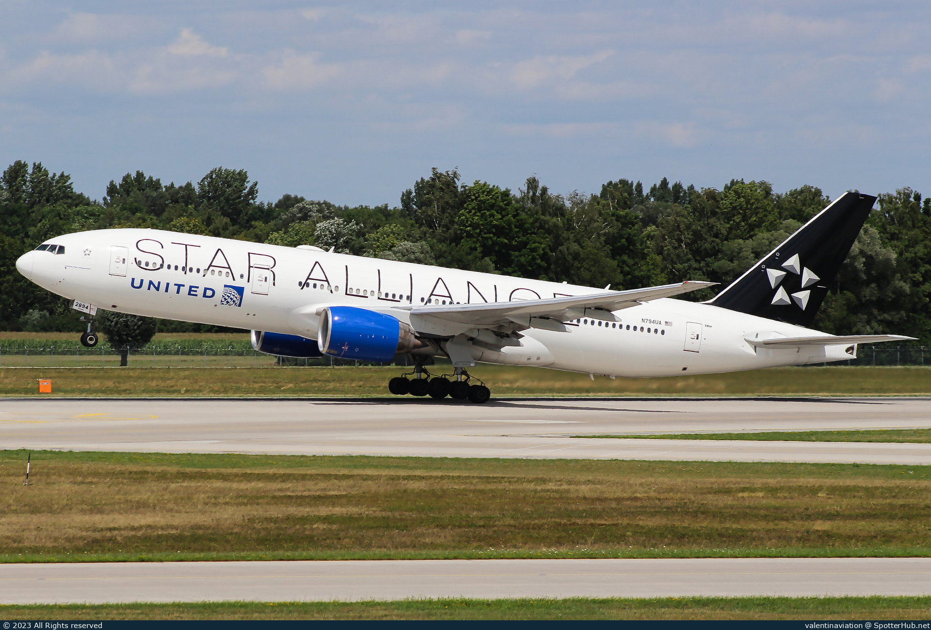 Photo of N794UA - Boeing 777-222(ER) operated by United Airlines