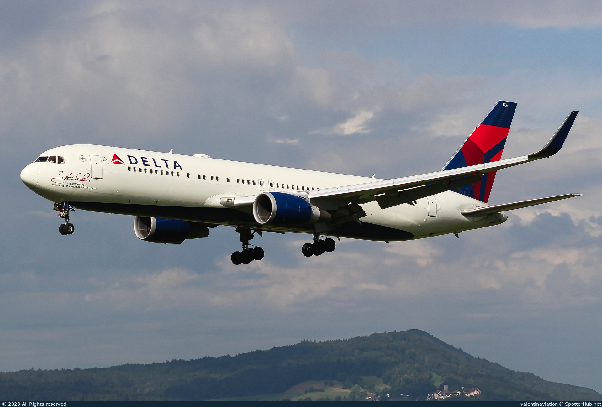 Photo of N16065 - Boeing 767-332(ER) operated by Delta Air Lines