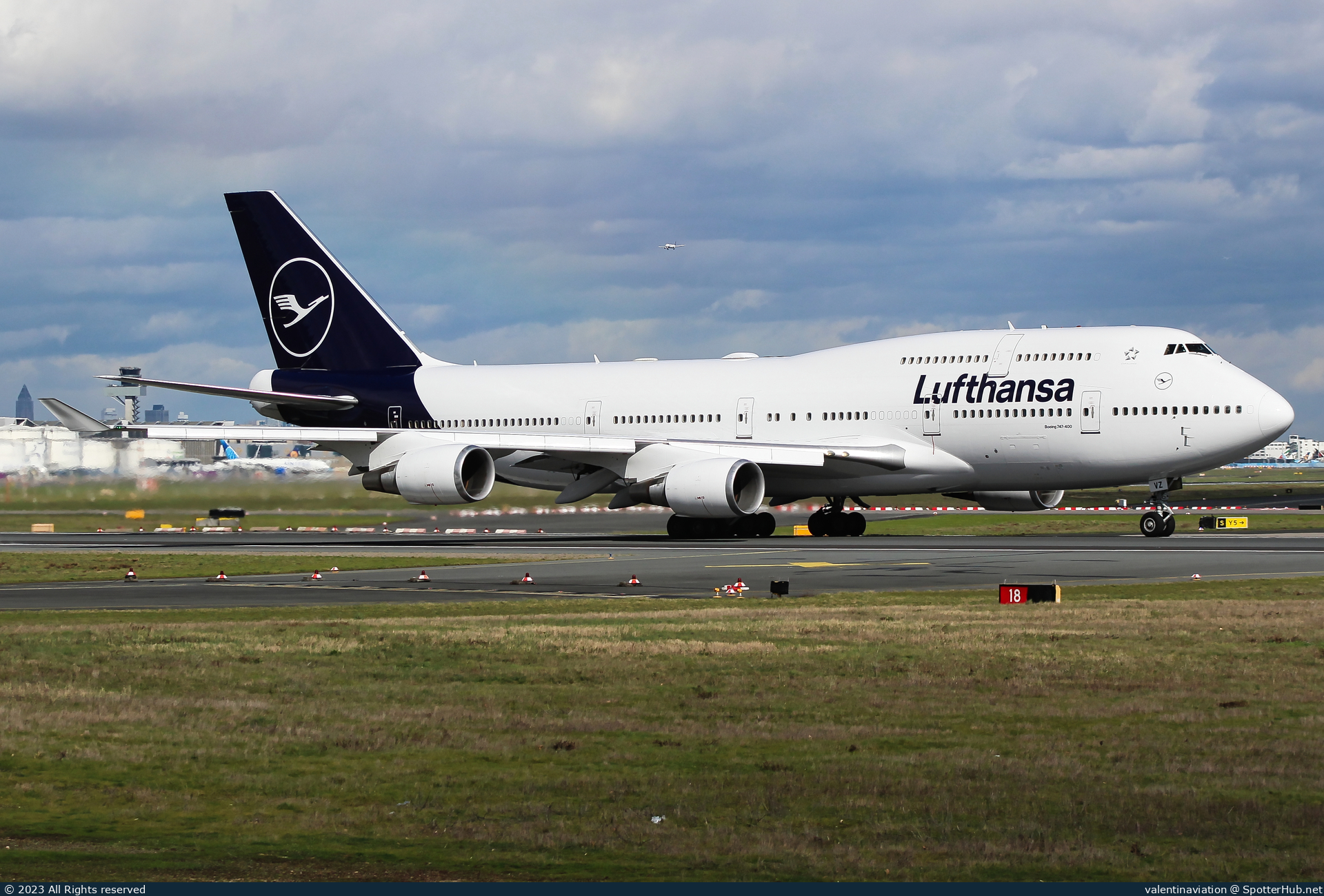 Photo of D-ABVZ - Boeing 747-430 operated by Lufthansa