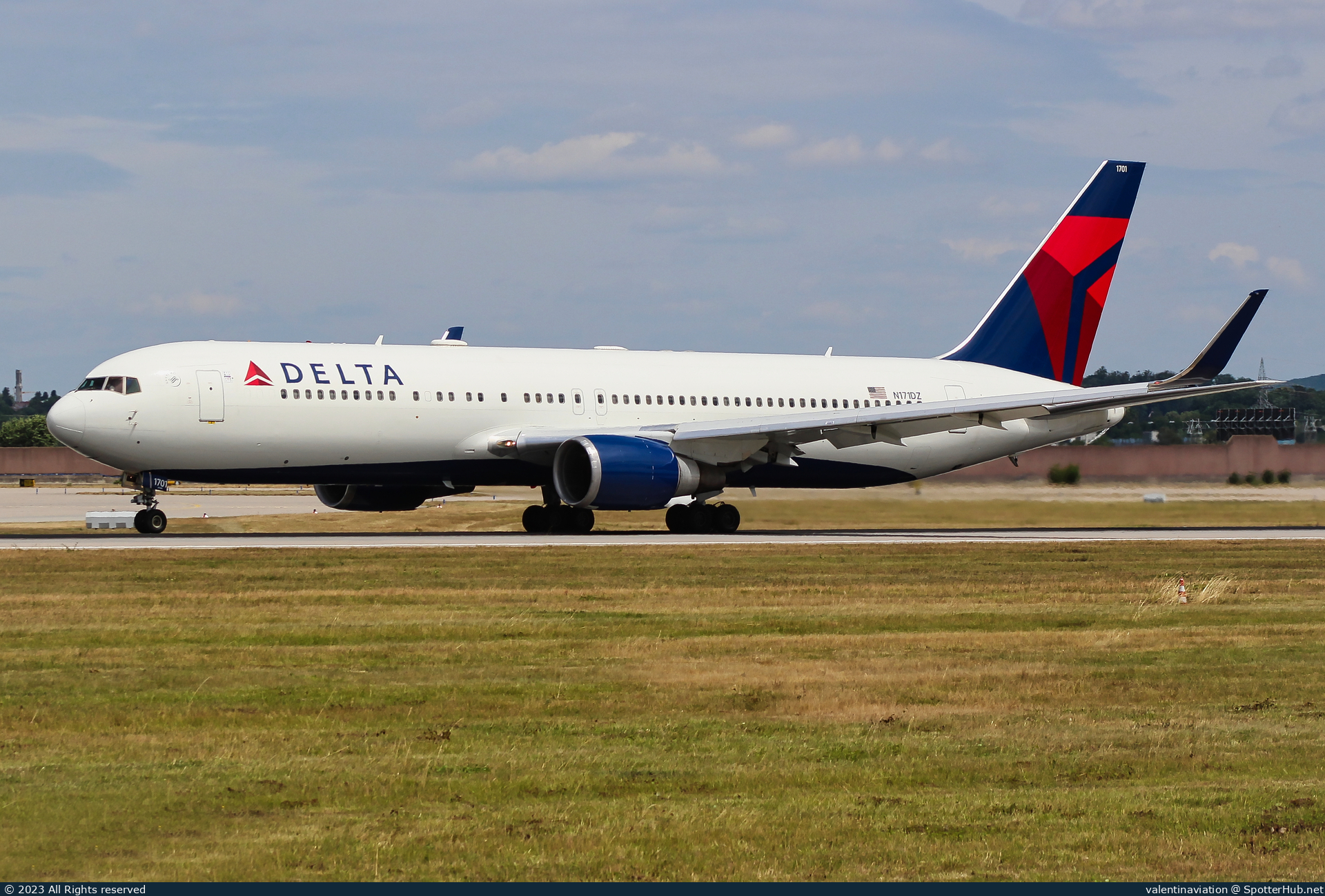 Photo of N171DZ - Boeing 767-332(ER) operated by Delta Air Lines