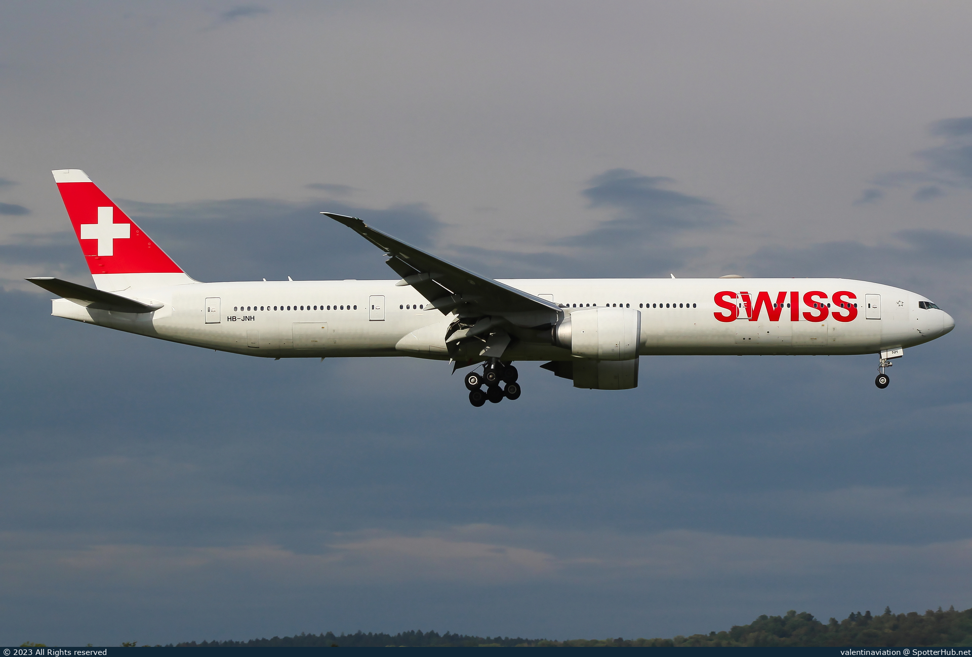 Photo of HB-JNH - Boeing 777-3DE(ER) operated by Swiss International Air Lines