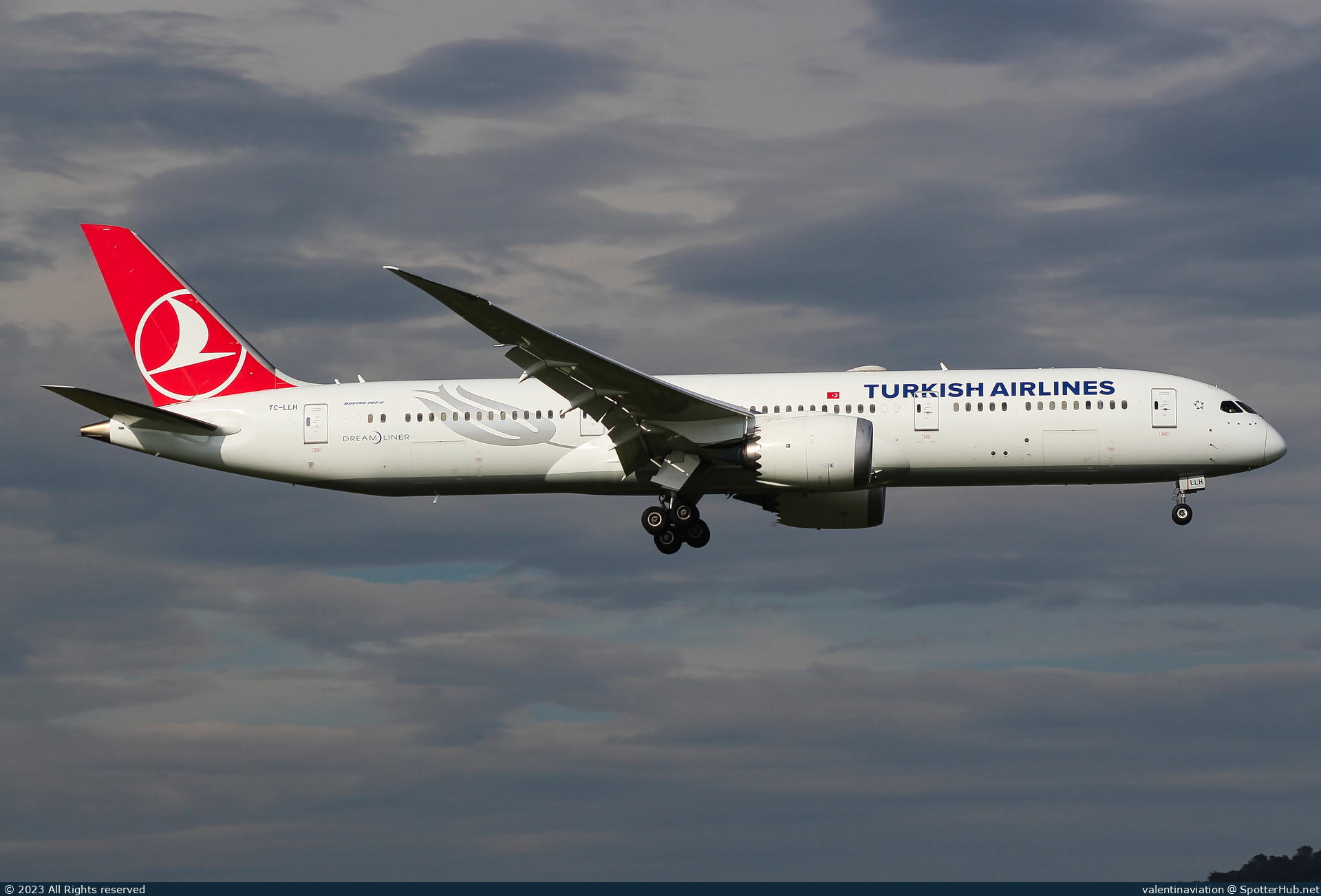 Photo of TC-LLG - Boeing 787-9 Dreamliner operated by Turkish Airlines