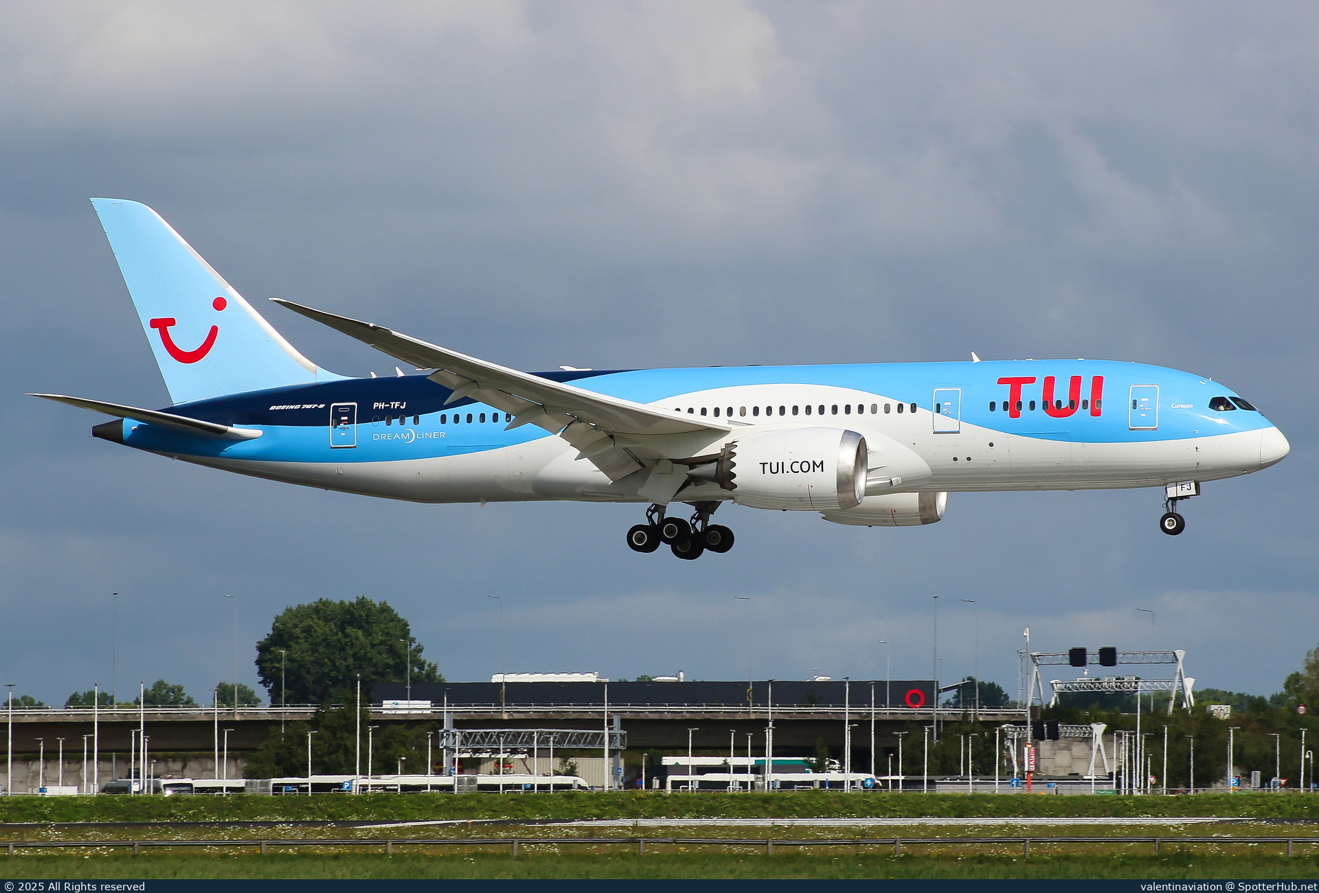 Photo of PH-TFJ - Boeing 787-8 Dreamliner operated by TUI Airlines Nederland