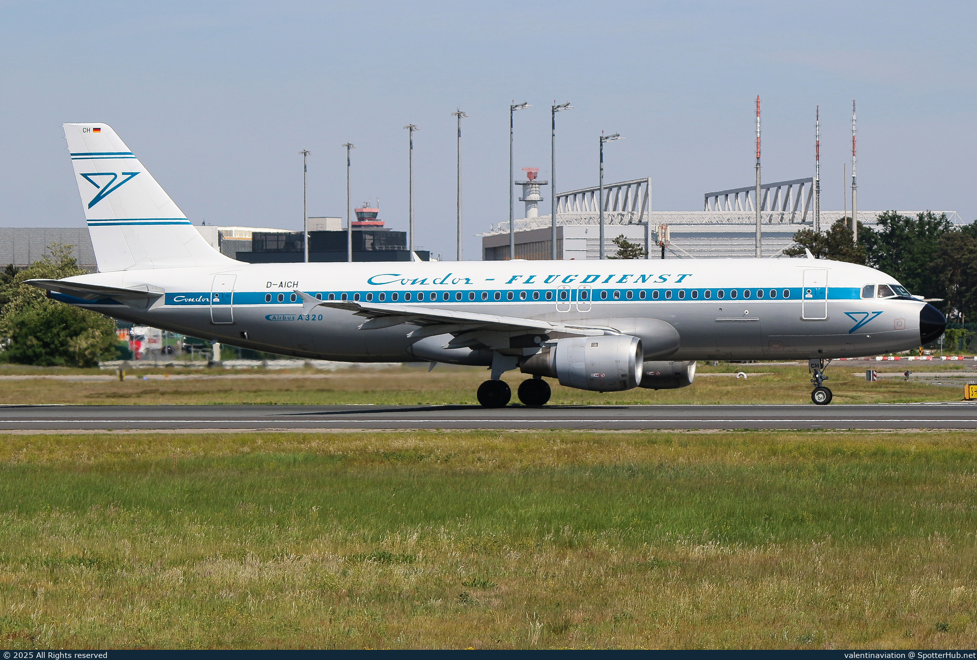 Photo of D-AICH - Airbus A320-212 operated by Condor
