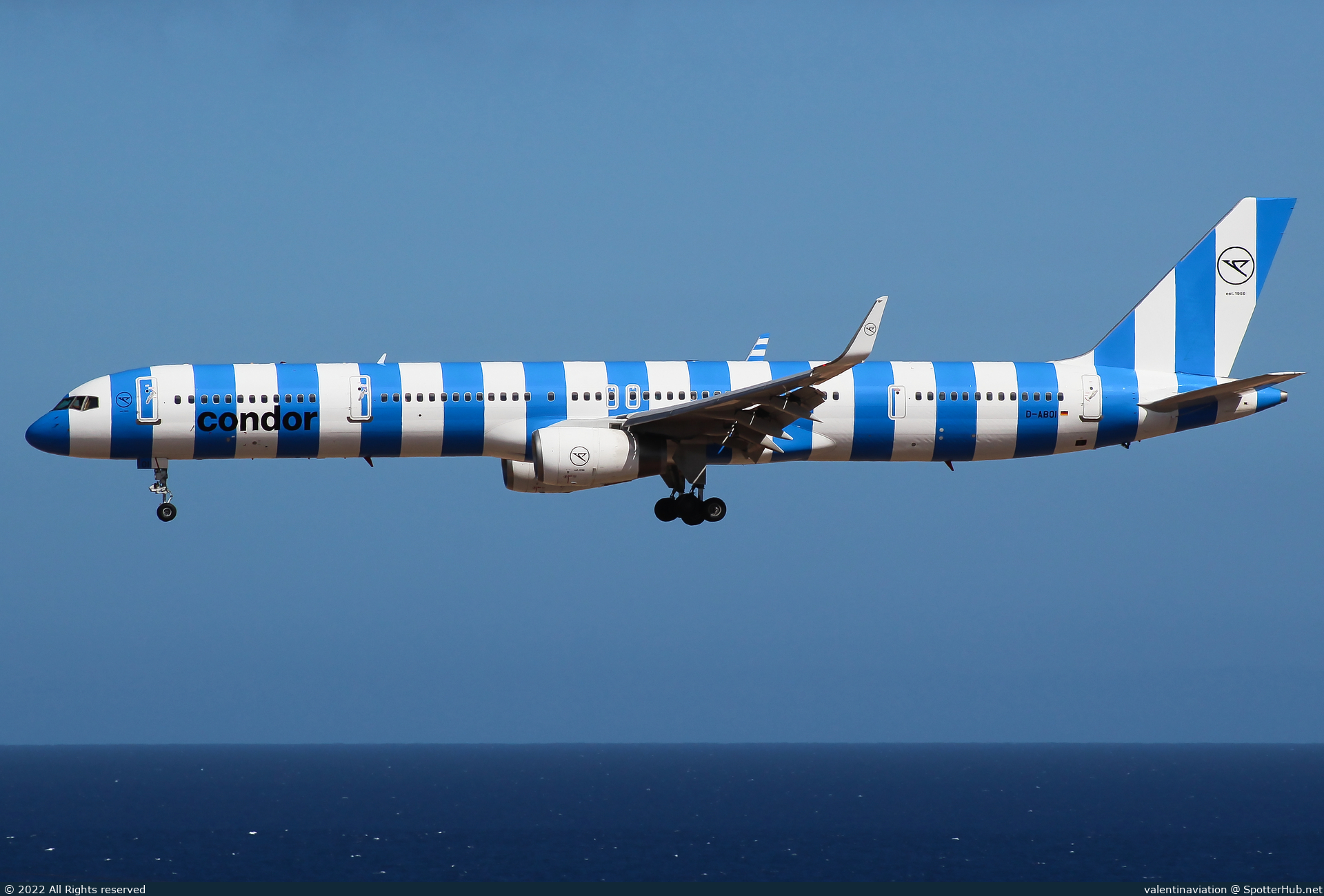 Photo of D-ABOI - Boeing 757-330 operated by Condor