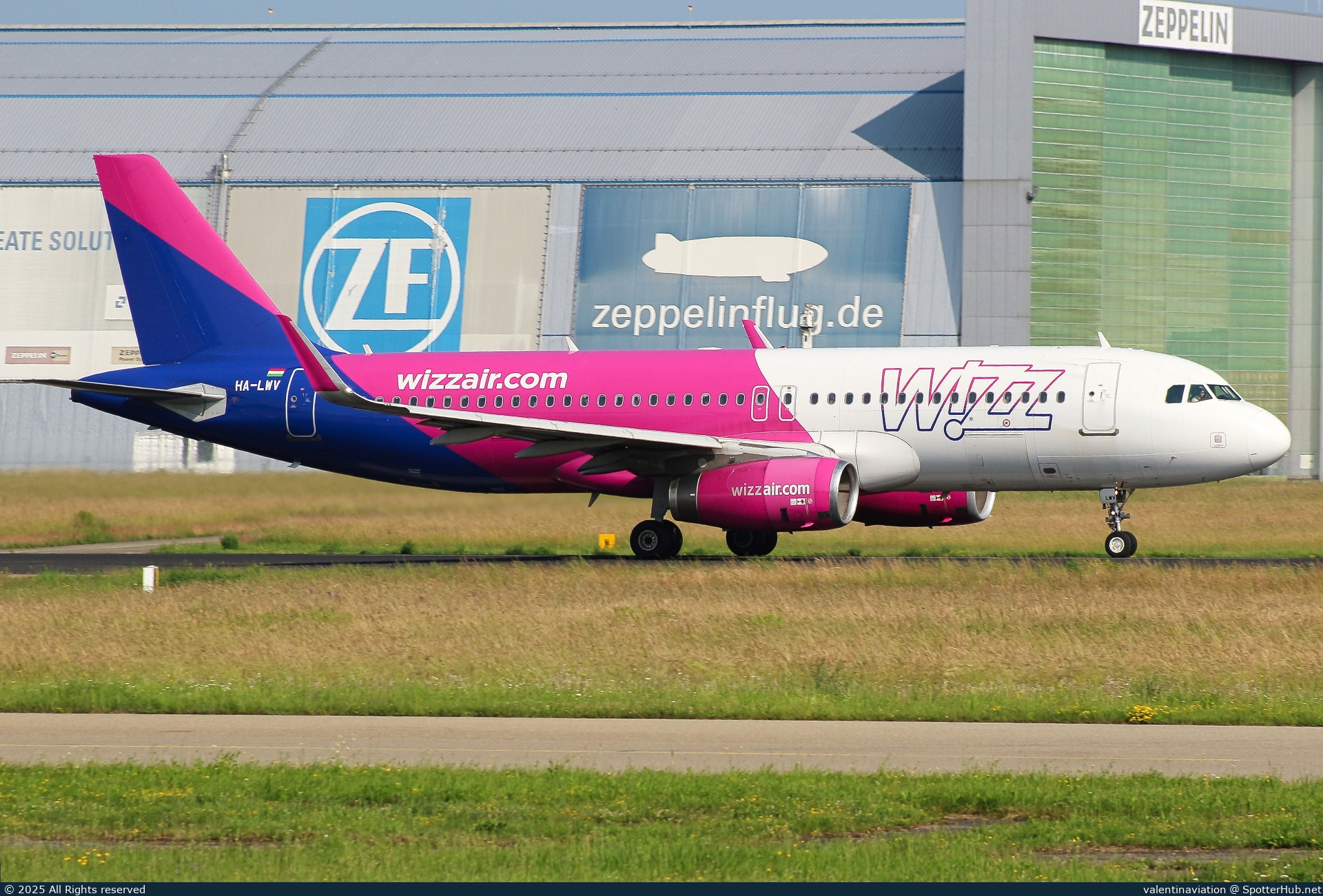 Photo of HA-LWV - Airbus A320-232 operated by Wizz Air