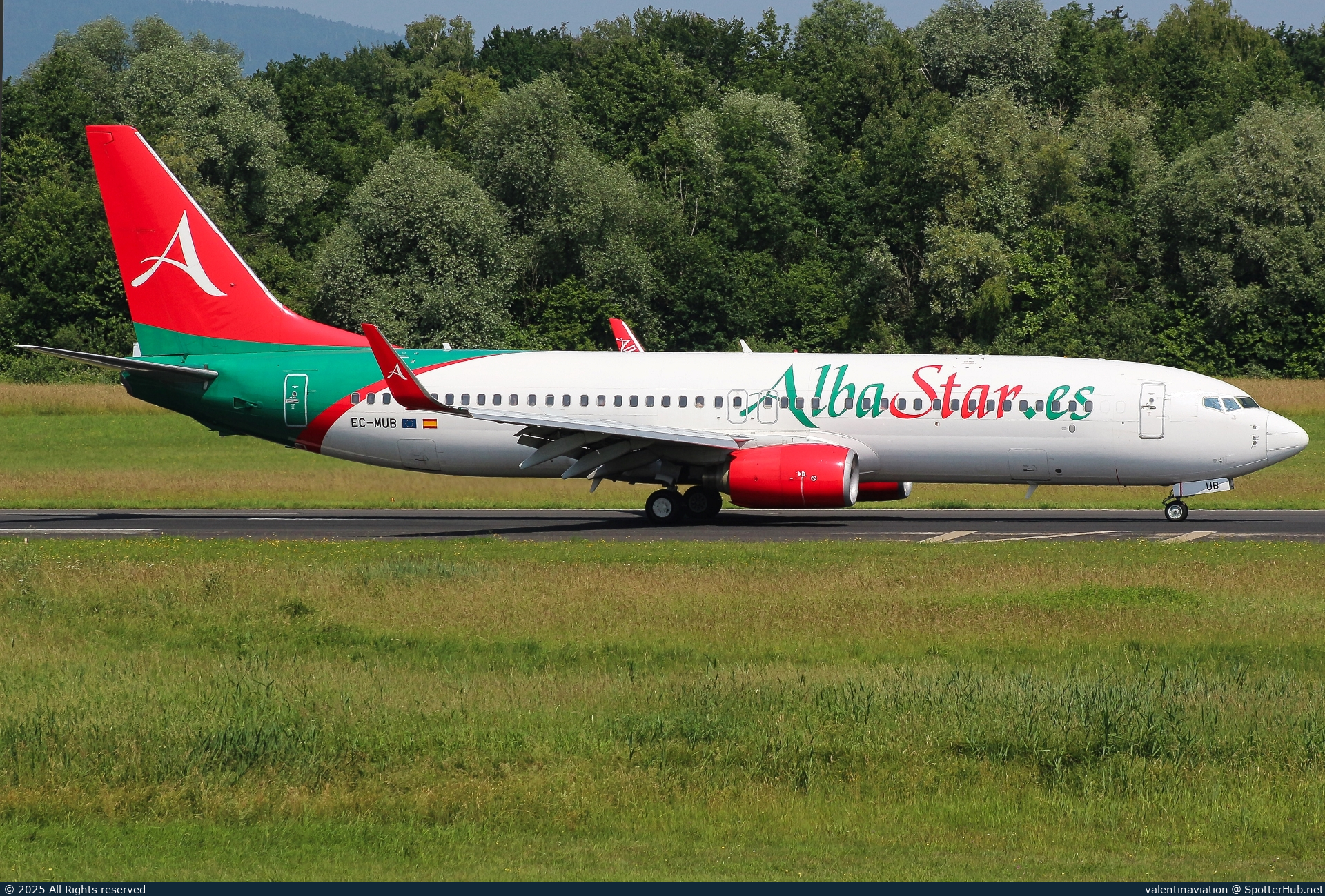 Photo of EC-MUB - Boeing 737-86J operated by AlbaStar