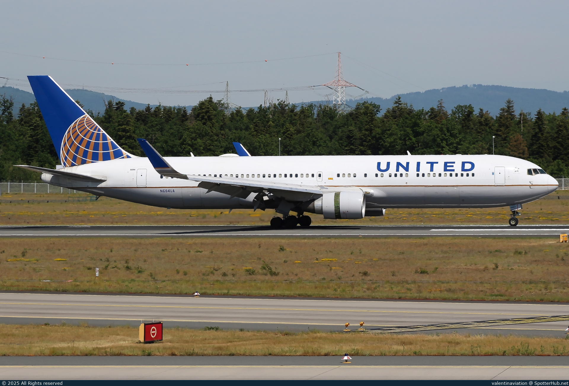 Photo of N684UA - Boeing 767-3CB(ER) operated by United Airlines