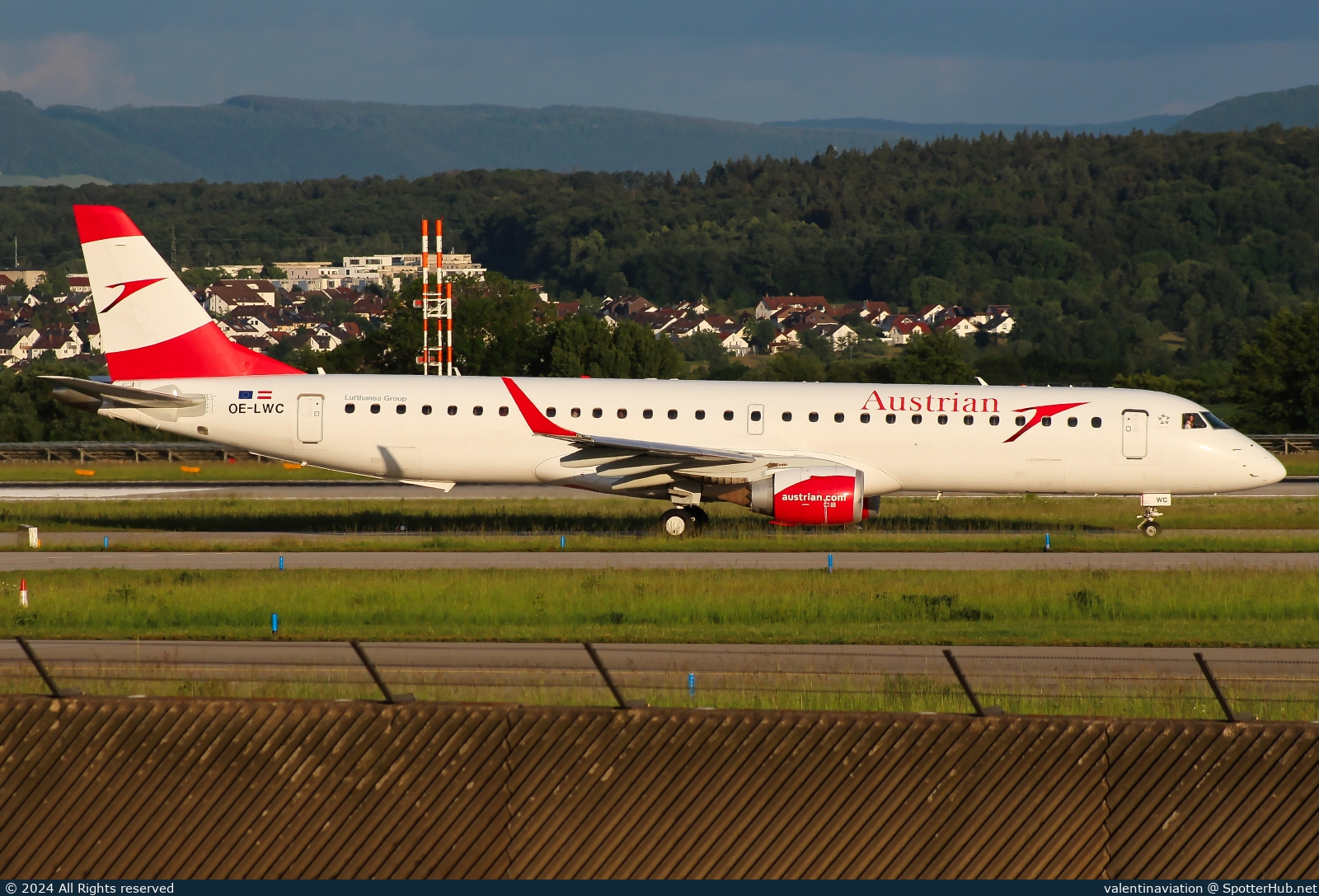 Photo of OE-LWC - Embraer ERJ-195LR operated by Austrian Airlines