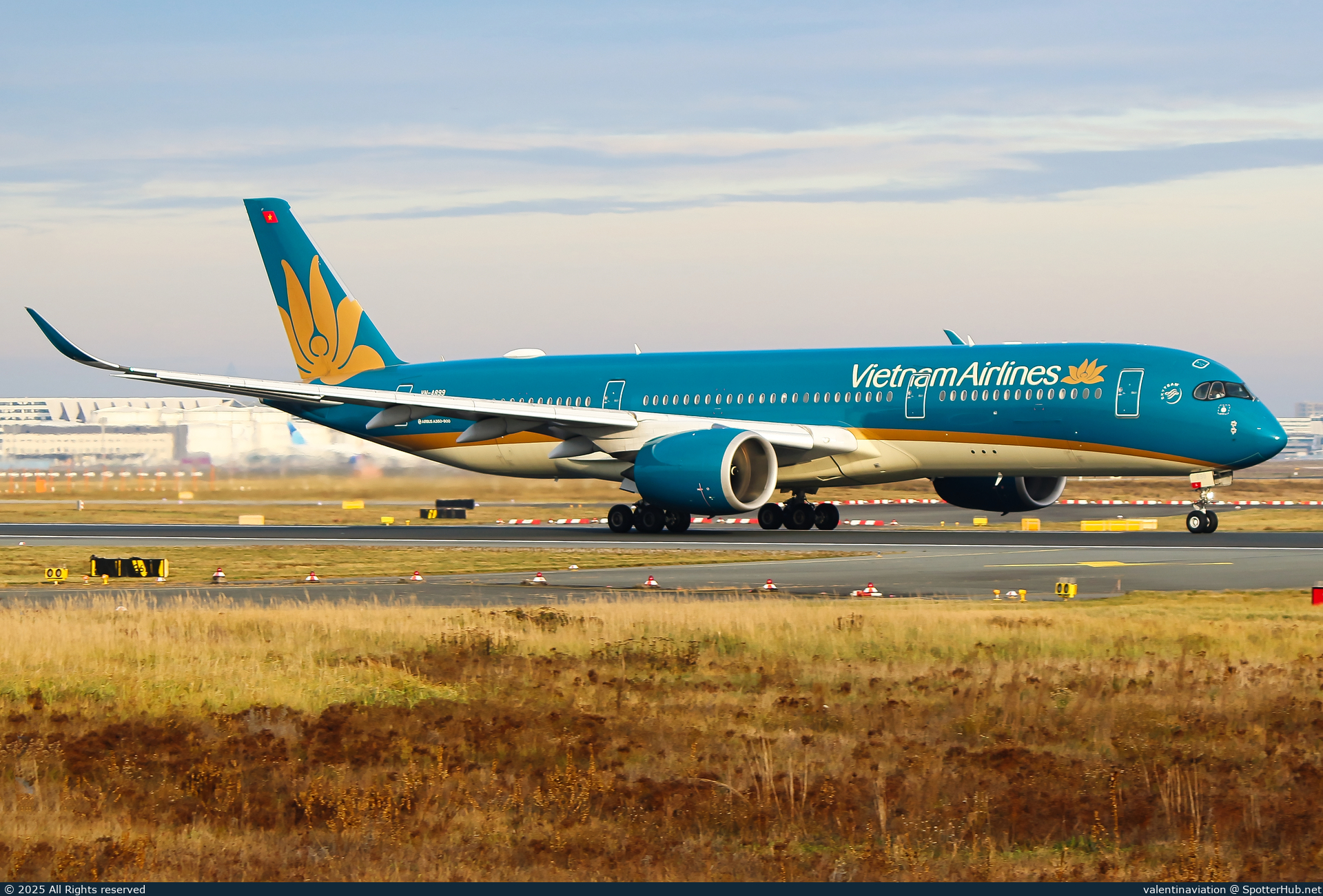 Photo of VN-A899 - Airbus A350-941 operated by Vietnam Airlines