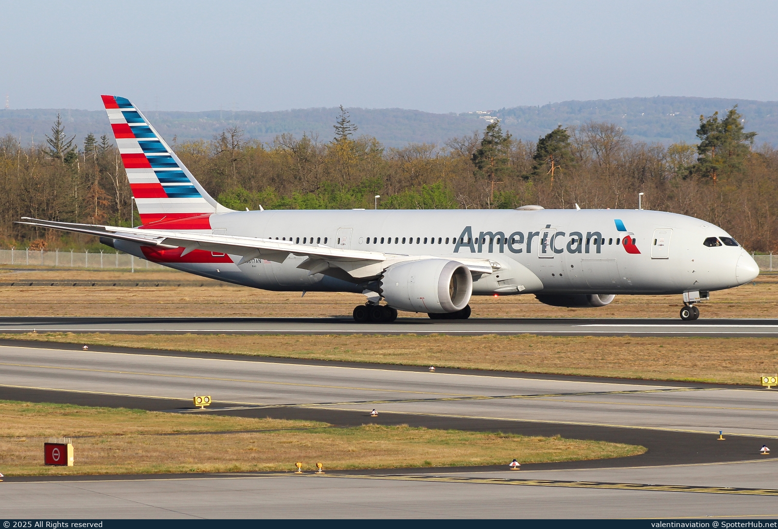 Photo of N817AN - Boeing 787-8 Dreamliner operated by American Airlines