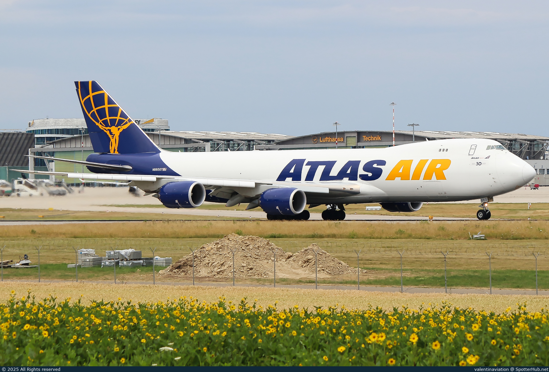 Photo of N860GT - Boeing 747-8F operated by Atlas Air