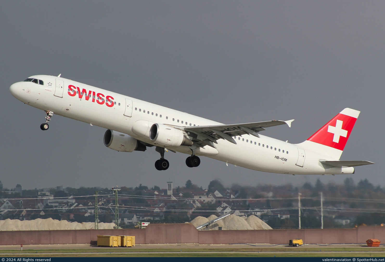 Photo of HB-IOM - Airbus A321-212 operated by Swiss International Air Lines