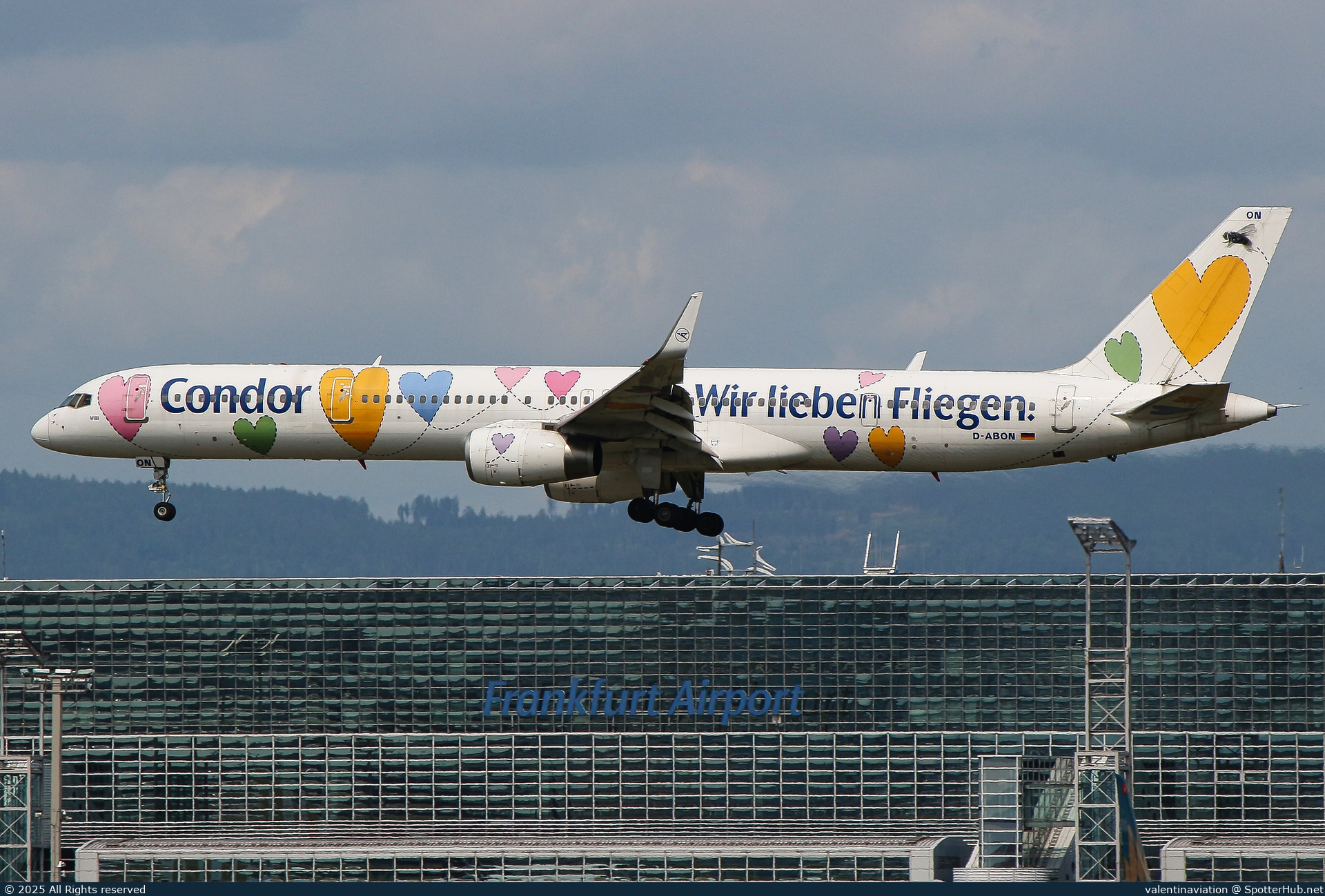 Photo of D-ABON - Boeing 757-330 operated by Condor