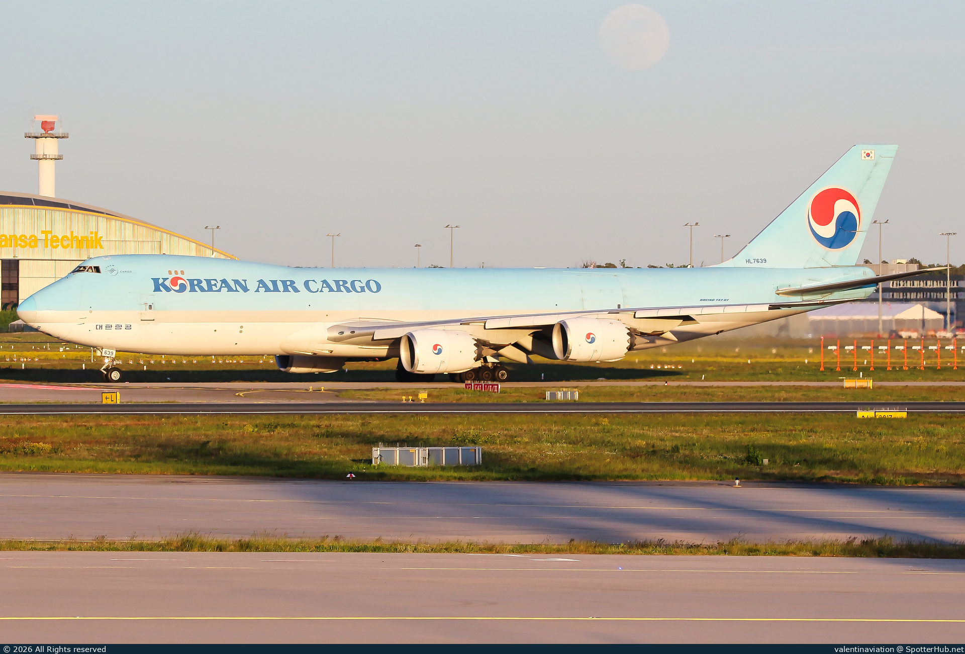 Photo of HL7639 - Boeing 747-8B5F operated by Korean Air Cargo