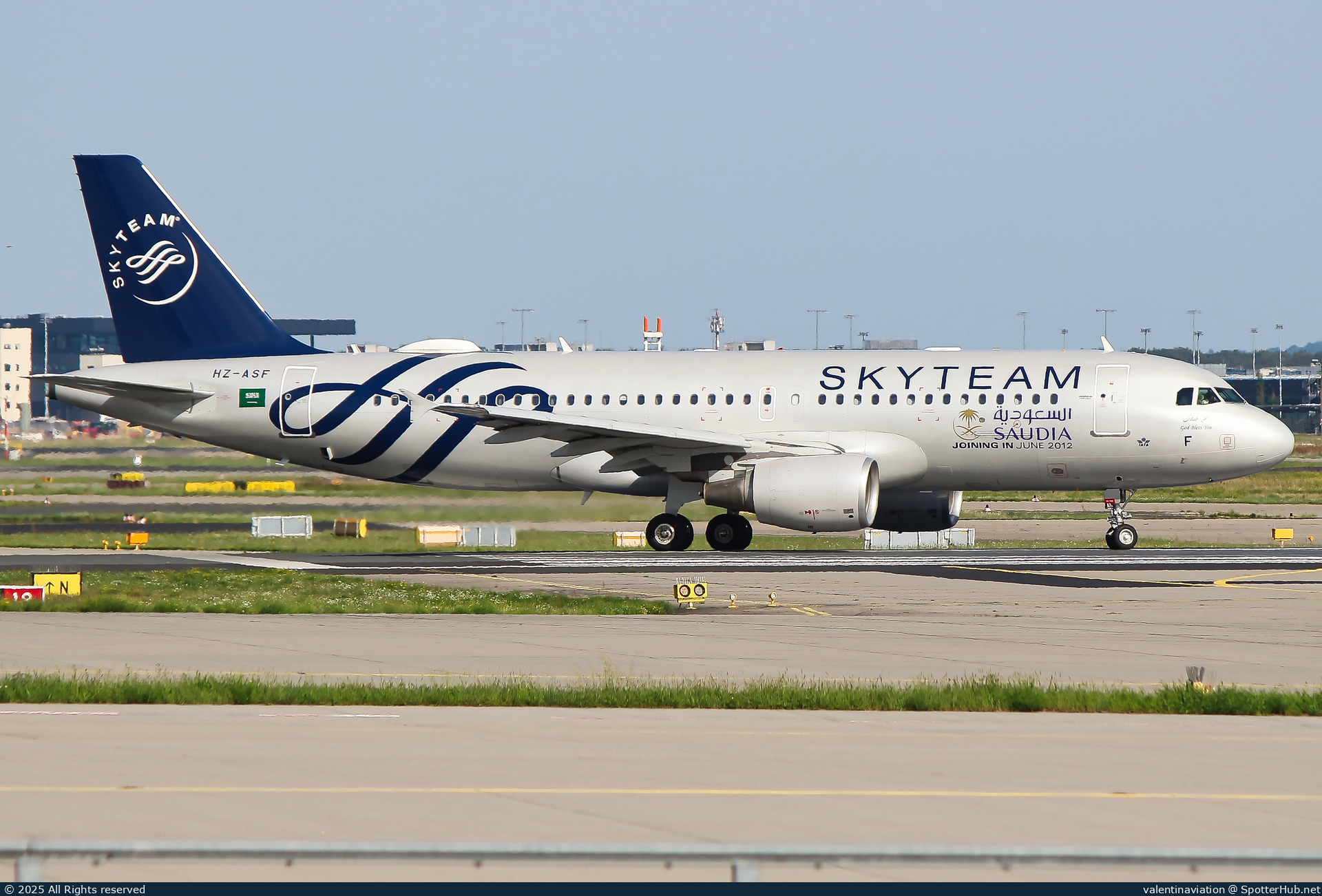 Photo of HZ-ASF - Airbus A320-214 operated by Saudia