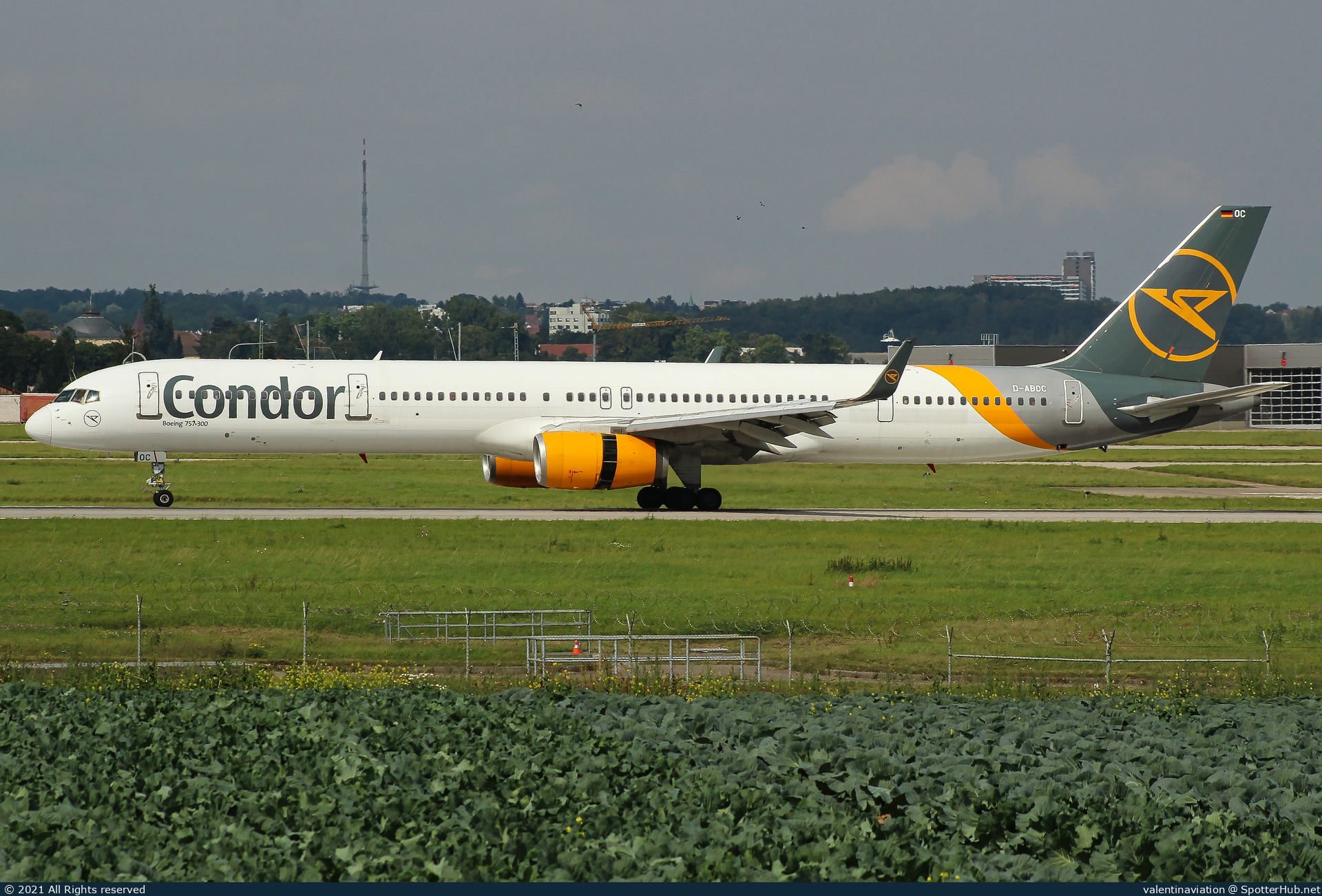 Photo of D-ABOC - Boeing 757-330 operated by Condor