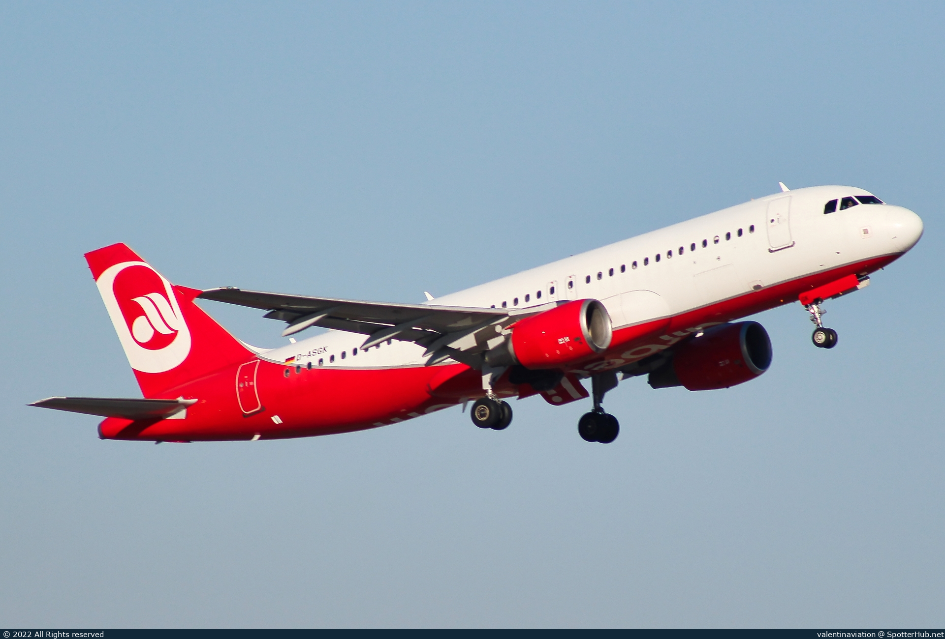 Photo of D-ASGK - Airbus A320-214 operated by Sundair