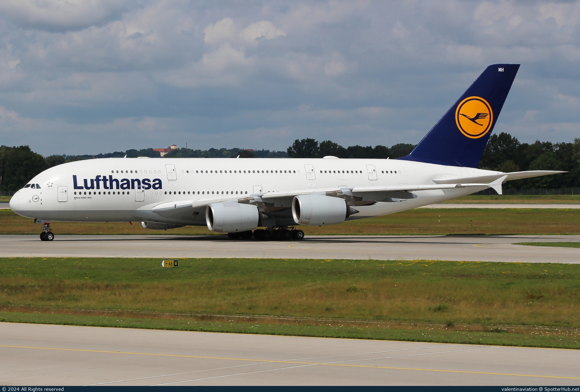 Photo of D-AIMH - Airbus A380-841 operated by Lufthansa
