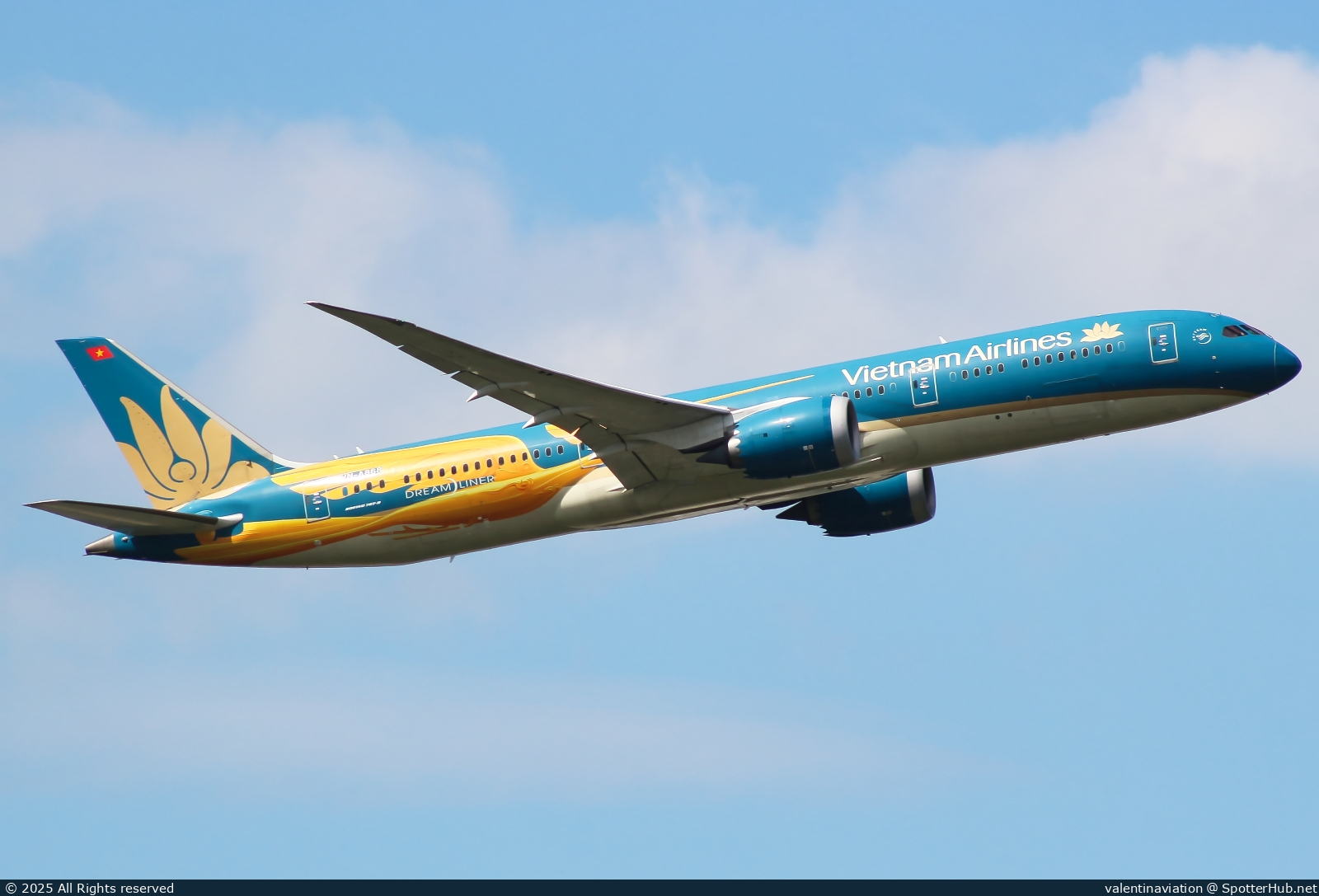 Photo of VN-A868 - Boeing 787-9 Dreamliner operated by Vietnam Airlines