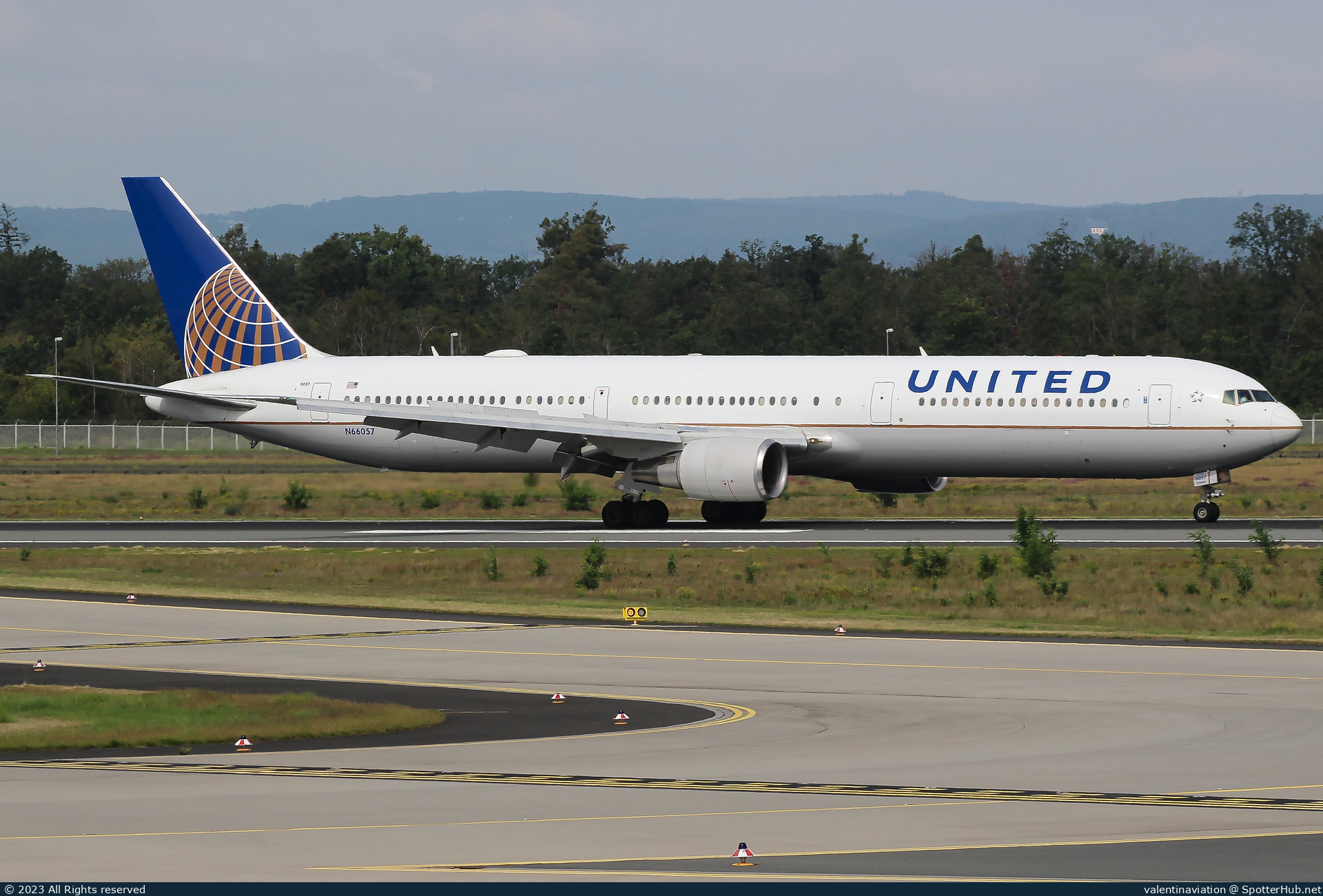 Photo of N66057 - Boeing 767-424(ER) operated by United Airlines