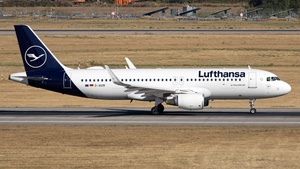 Photo of D-AIUM - Airbus A320-214 operated by Lufthansa