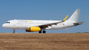Photo of EC-MQE - Airbus A320-232 operated by Vueling