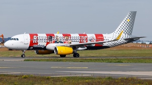 Photo of EC-LUO - Airbus A320-232 operated by Vueling