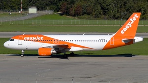 Photo of G-EZTX - Airbus A320-214 operated by easyJet