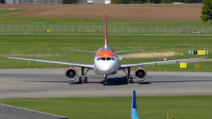 Photo of G-EZDV - Airbus A319-111 operated by easyJet