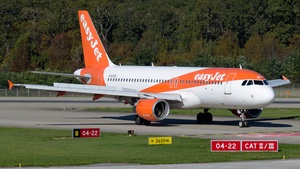 Photo of G-EJCH - Airbus A320-214 operated by easyJet