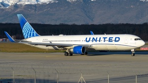 Photo of N671UA - Boeing 767-322(ER) operated by United Airlines
