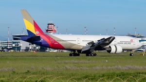 Photo of HL8254 - Boeing 777-28E(ER) operated by Asiana Airlines