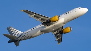 Photo of EC-LAB - Airbus A320-214 operated by Vueling