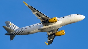 Photo of EC-LVT - Airbus A320-232 operated by Vueling