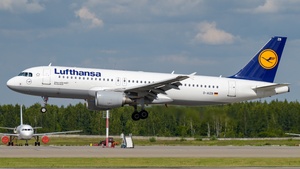 Photo of D-AIZB - Airbus A320-214 operated by Lufthansa