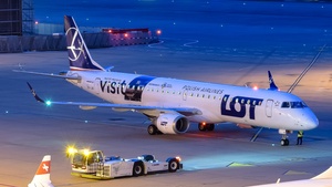 Photo of SP-LNI - Embraer ERJ-195AR operated by LOT Polish Airlines