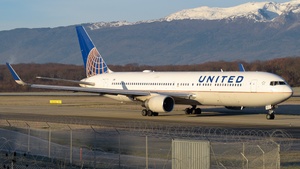 Photo of N663UA - Boeing 767-322(ER) operated by United Airlines
