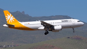 Photo of D-ASGK - Airbus A320-214 operated by Sundair