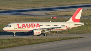 Photo of OE-LOS - Airbus A320-214 operated by Laudamotion